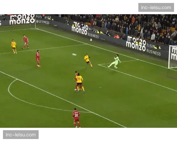 利物浦科纳特后场处理球失误，中卫组合默契度亟待提升